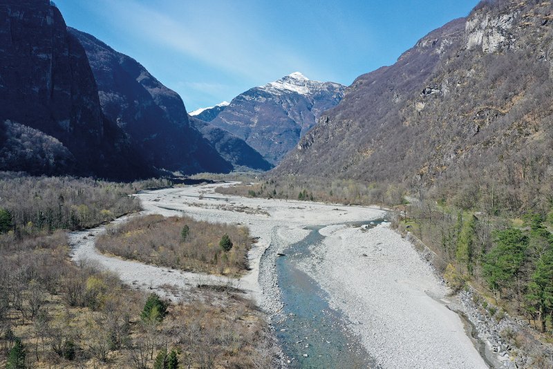 Foto, scattata con un drone nella primavera del 2023, delle pianure alluvionali vicino a Someo