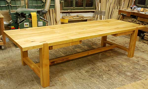 3 m Massivholztisch aus Bergahorn, zargenlos hergestellt