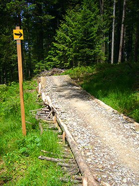 aufgeschüttete Wegpassage
