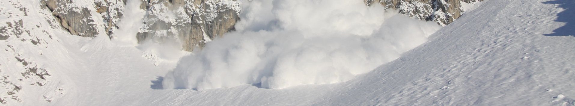 Eine Lawine in alpiner Umgebung