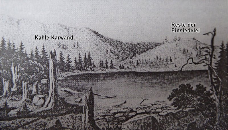 Wilder See 1830. Kahle Karwand und kahler Hügel mit Resten der Einsiedelei; erste Aufforstungen [3]. Heute gibt es überall nur alte Bäume.