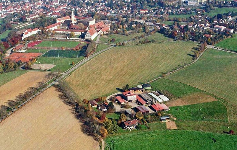 Hofgut Holland (im Vordergrund) vor dem ehem. Kloster Ochsenhausen in Oberschwaben in Baden-Württemberg.