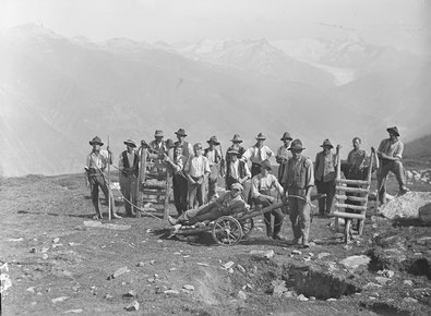 Gruppenbild von Arbeitern auf einem Bergrücken im Goms