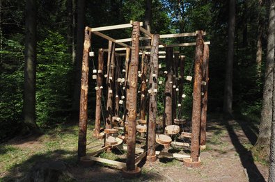 Holzinstallation im Wald zum Sitzen