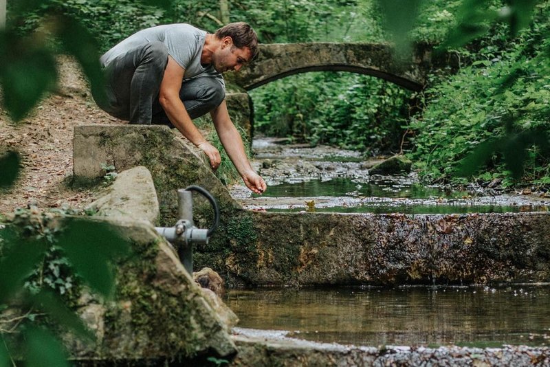 Wasserprobenentnahme am Bach