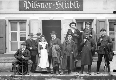 Gruppenbild von Forststudenten vor einem Wirtshaus