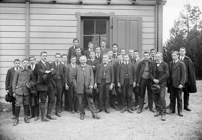 Gruppenbild mit Schülern der landwirtschaftlichen Schule