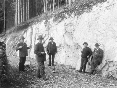 Fünf Männer beim Umtrunk auf neu erstellter Waldstrasse