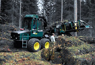 Mit dem Bündler wird Kronenmaterial (einschließlich der grünen Nadeln) zum Abtransport aus dem Wald bereitgestellt