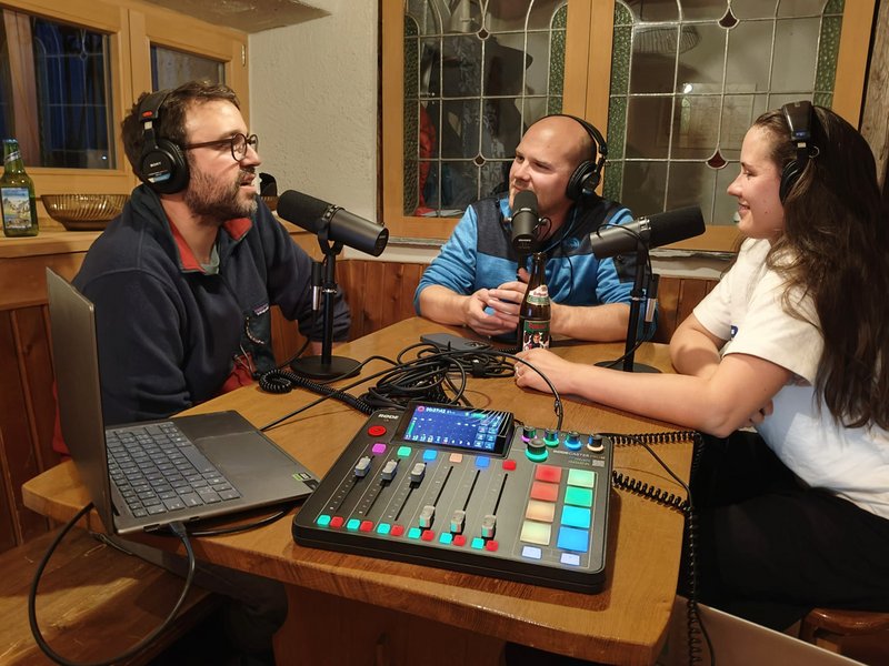 Die drei Gastgeber des Schweizer Forstpodcasts sitzen an einem Tisch