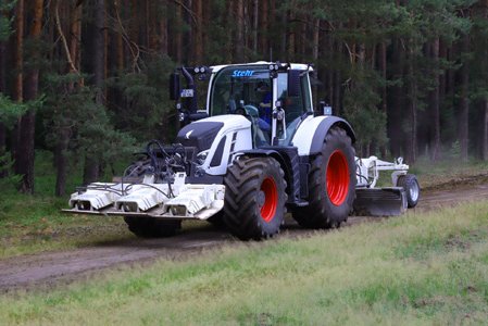 Schlepper mit zwei Anbaugeräten