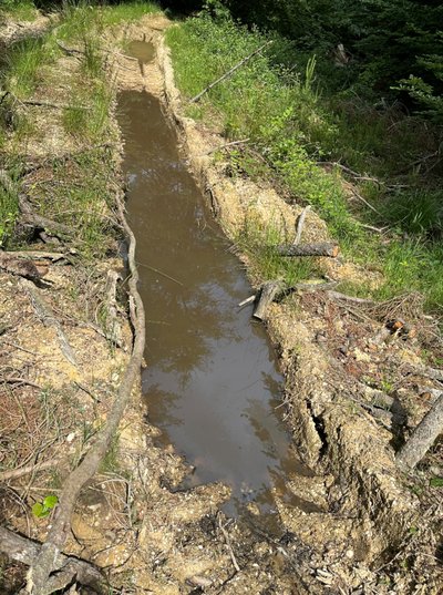 mit Wasser gefüllte Fahrspur 