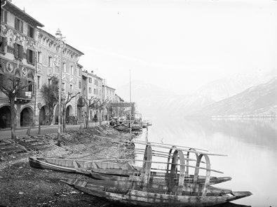 alte Holzboote am Ufer bei Morcote