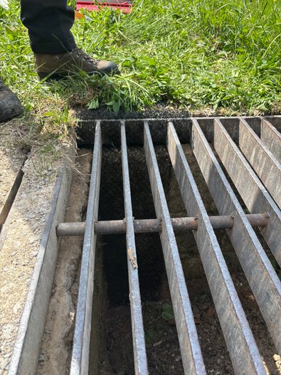 Kunststoffgewebe ist so in die Grube verbaut, dass es leicht heruasschaut