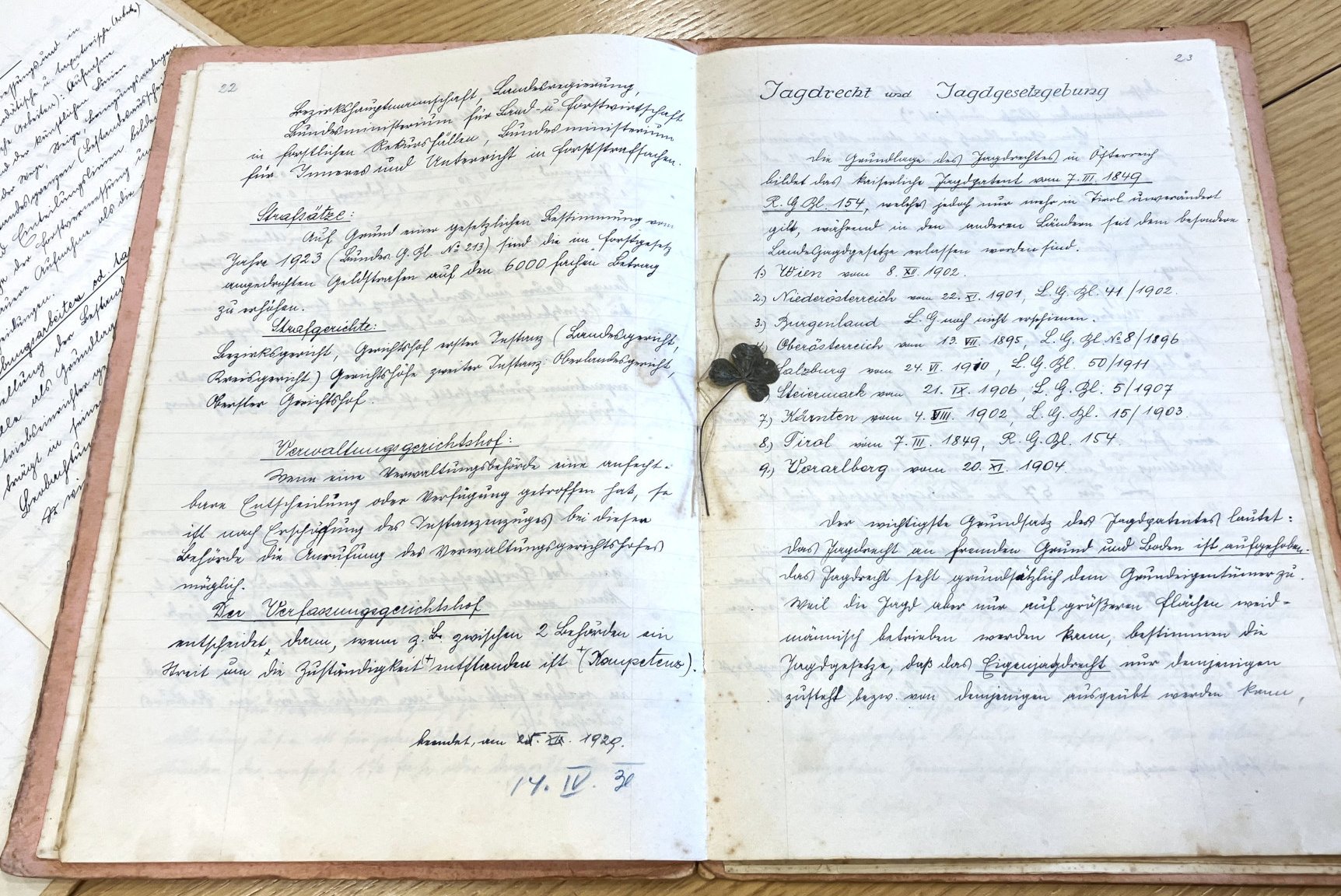 Ein Exponat der Ausstellung wird gezeigt; ein Buch über Jagdrecht