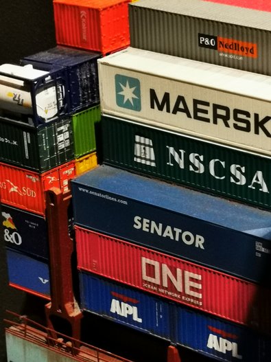 gestapelte Container im Hafen