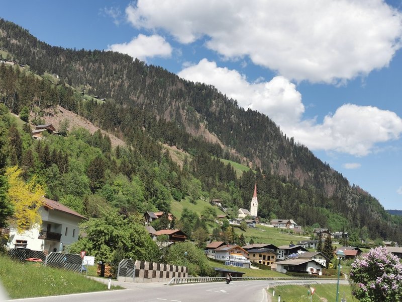 Gemeinde im Mölltal, am Berghang sind deutliche Borkenkäferschäden und fehlende Bäume zu sehen