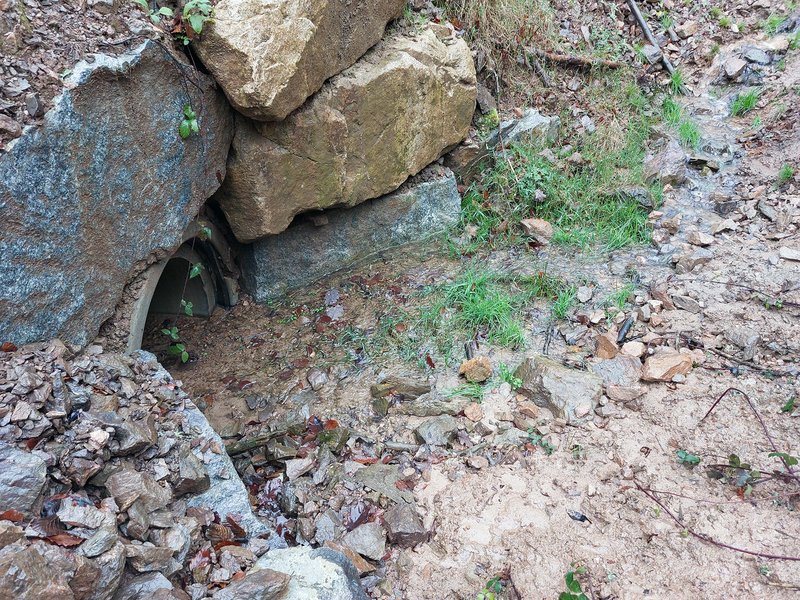 Zu gering dimensionierte oder verstopfte Rohrdurchlässe können bei hohen Abflüssen zu Erosionsschäden im Ein- und Auslaufbereich führen.
