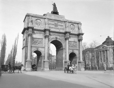 Ludwigstrasse und Siegestor in München
