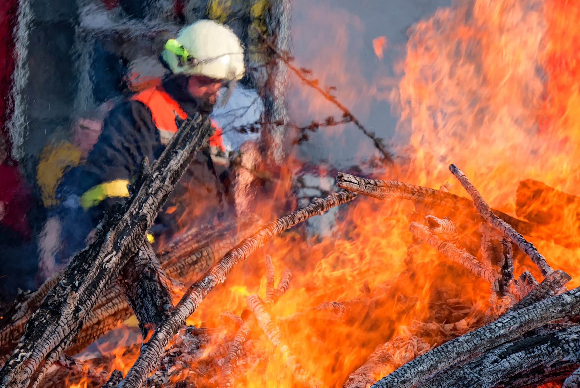 Feuerwehrmann bekämpft Waldbrand