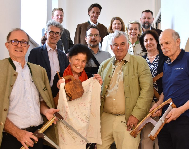 Die Forschungsgruppe mit einigen Exponaten in der Hand