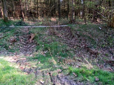 Bei der Überfahrung mit schwerem Gerät entstanden in dem Erdwerk deutliche Zusammenpressungen