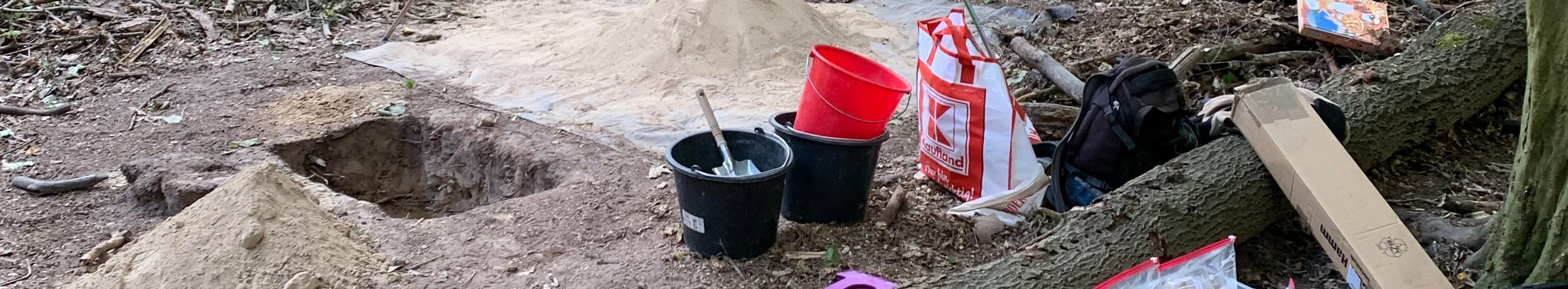 Bodenprofil mit zahlreichen am Boden verteilten Werkzeugen