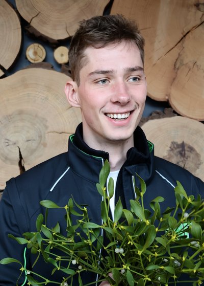 Junger Mann mit einer Mistel