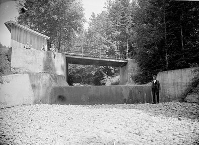 Betonsperre mit Ufersicherung im Kurzeneigraben