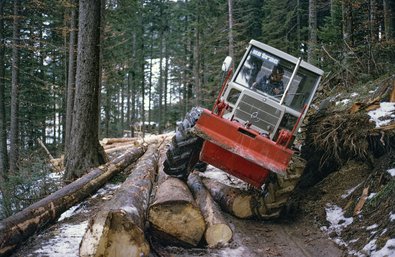 Forstspezialschlepper MB Trac 70 bei einer Schrägfahrt