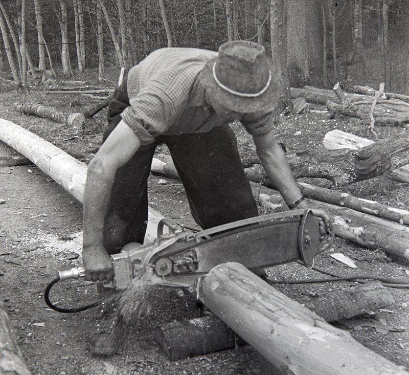 One of the first one-man chainsaws