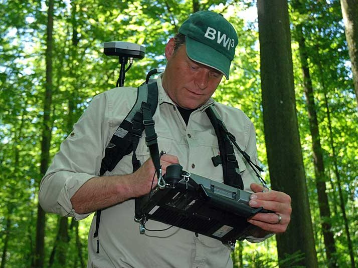 Mit Feldcomputern und Messgeräten werden an jedem Stichprobenpunkte im Wald über 150 Merkmale erfasst.