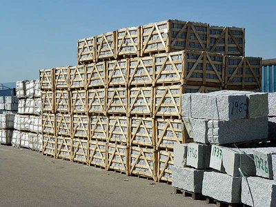 In Pappelholz verpackte Granitlieferungen aus Südostasien im Hafengelände von Weil am Rhein im Sommer 2012.