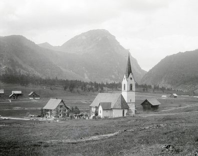 Landschaft mit Kirche des ehemaligen Dorfes Innerthal