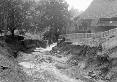 Seitliche Erosion durch den Bütschelbach bei einem Bauernhaus