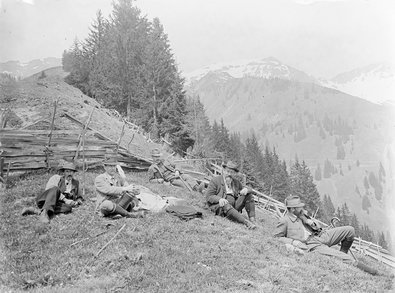 5 Männer beim Picknick an Bergflanke