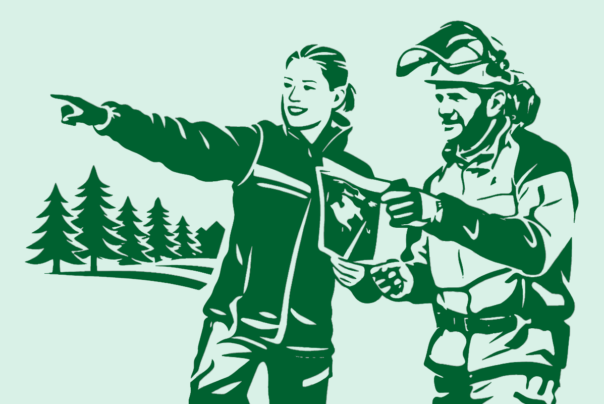 Förster und Unternehmer/Forstwirt besprechen sich mit einer Karte und Arbeitsauftrag im Wald.
