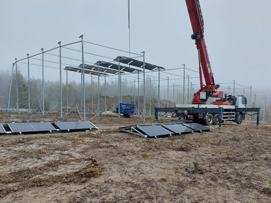 Photovoltaikmodule wurden auf das Ständerwerk in 6 Meter Höhe gesetzt