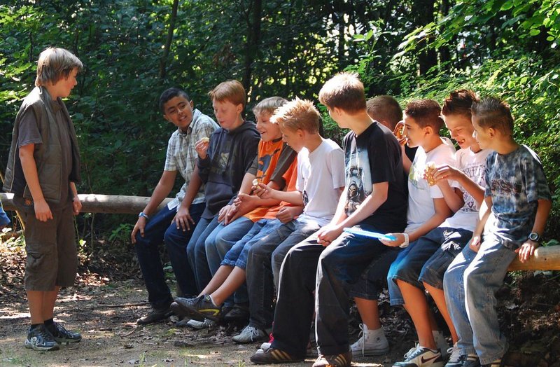 Kinder und Jugendliche im Wald