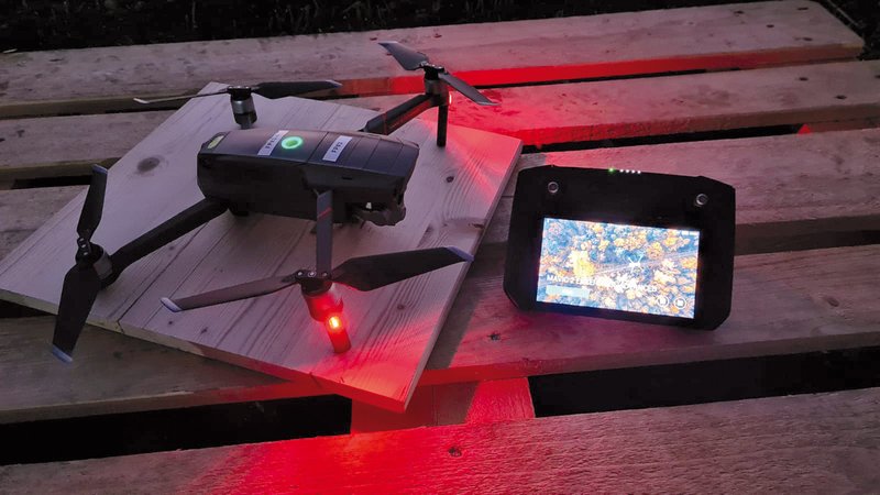 Wärmebildkamera und Drohne auf einem Tisch