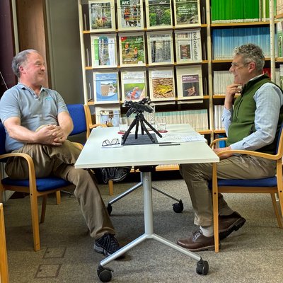 FVA-Direktor Ulrich Schraml (rechts) und der ehemalige Abteilungsleiter Ulrich Kohnle (links) trafen sich für den neuesten Podcast in der FVA-Bibliothek.