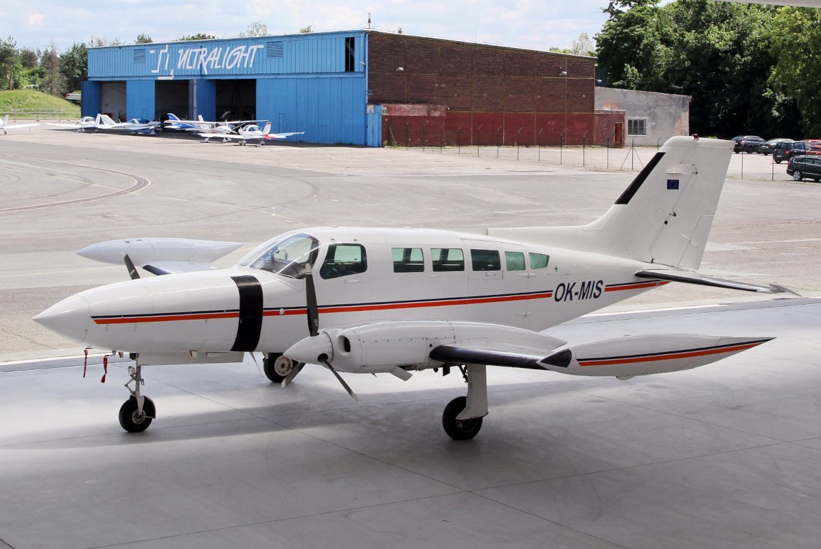 Zweimotoriges Flugzeug auf dem Rollfeld