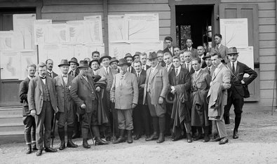 Gruppenbild mit Forststudenten und Professoren aus Brünn