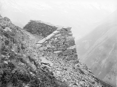 Noch nicht hinterfüllte Mauer zum Lawinenverbau auf der Faldumalp