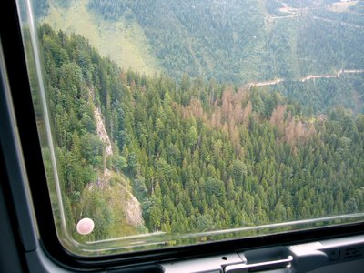 Blick aus dem Hubschrauber auf Berghänge
