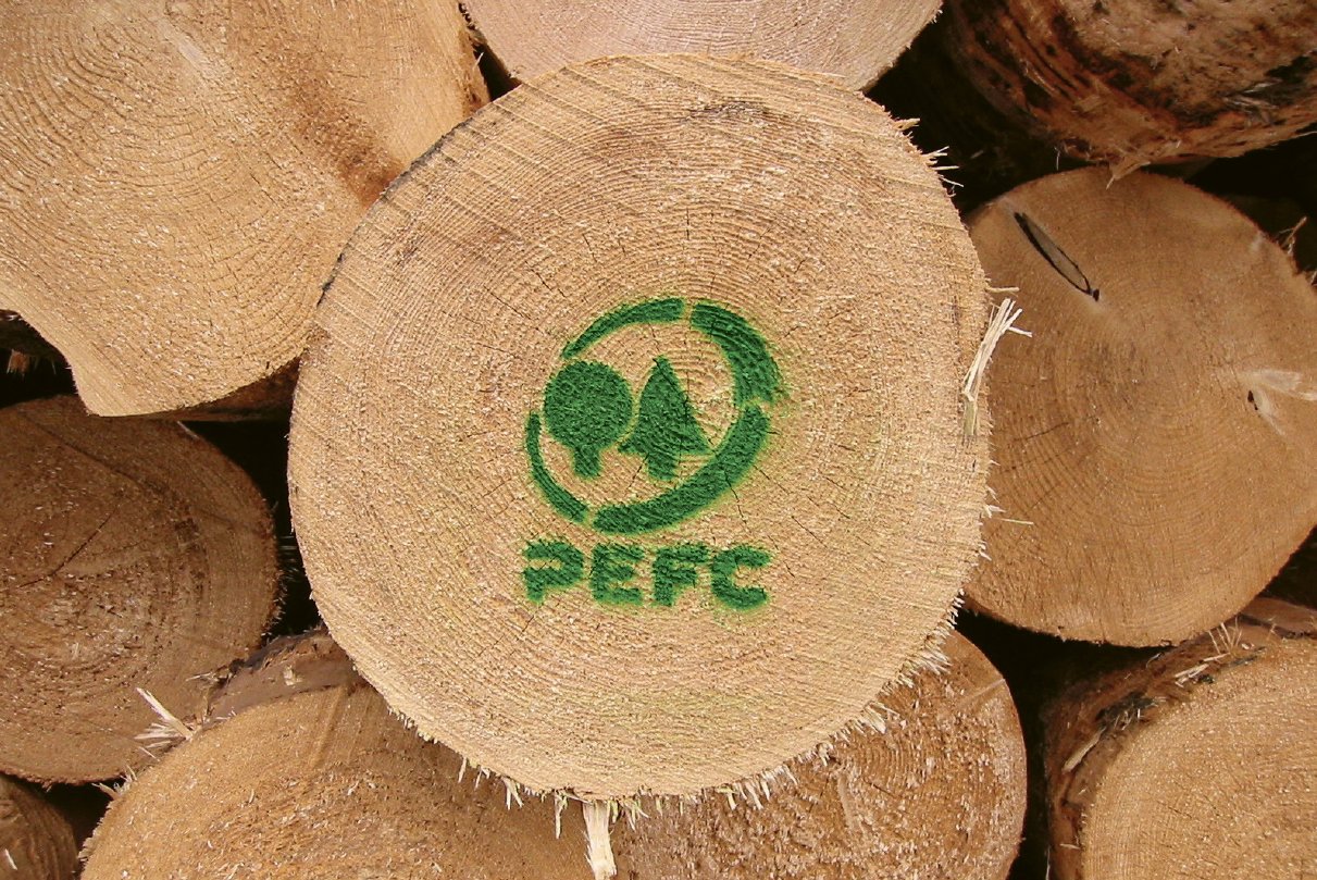 grüner PEFC-Stempel auf Holzstamm