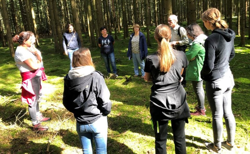Waldbesitzerinnen bei einer Schulungsveranstaltung im Wald