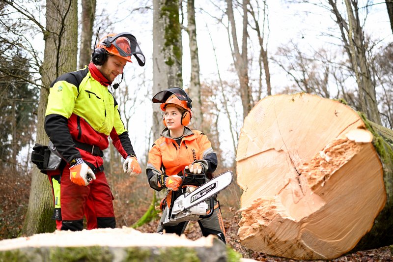 Kurze Besprechung zwischen zwei Forstwirten