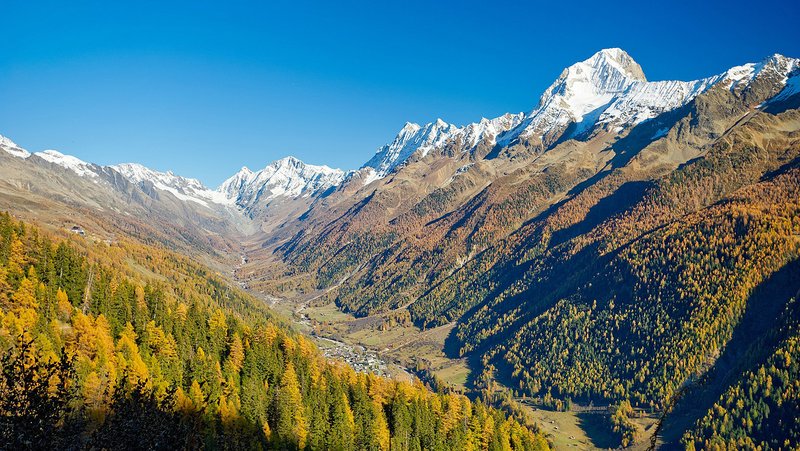 Flugaufhahme des Lötschentals im Herbst