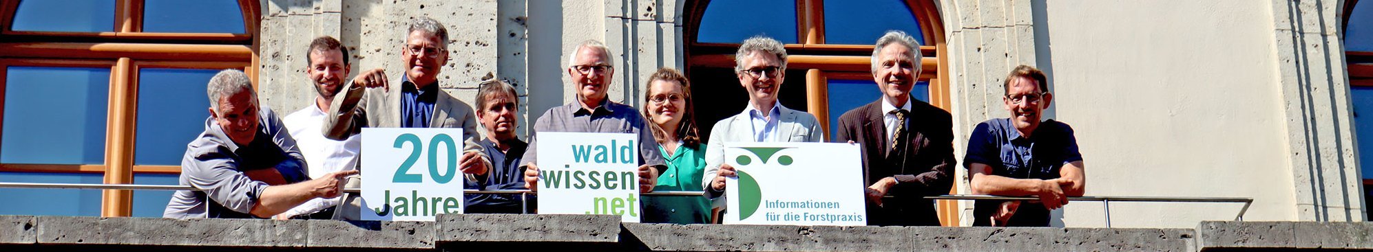 Die aktuellen Vertreter der vier Gründungsinstitutionen und Redakteure beim Jubiläumsempfang am StMELF in München; von links: Dirk Schmechel, LWF, Florian Stahl, LWF, Ulrich Schraml, FVA, Martin Moritzi, WSL, Dr. Thomas Wohlgemuth, WSL, Melina Jakobi, BSW, Dr. Peter Mayer, BSW, Dr. Peter Pröbstle, LWF, Steffen Schlehe, FVA (Foto: Daniela Janker, StMELF)